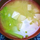 玉ねぎ、豆腐、わさび菜の味噌汁